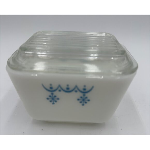 Pyrex Snowflake Garland Milk Glass Refrigerator Dish With Clear Ribbed Lid #501 - Picture 1 of 13
